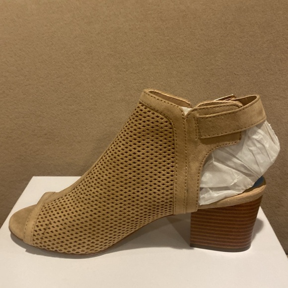 Unisa tan ankle strap block heel shoes with a peep toe. Gold buckle size 7.5 NWT - Picture 5 of 10